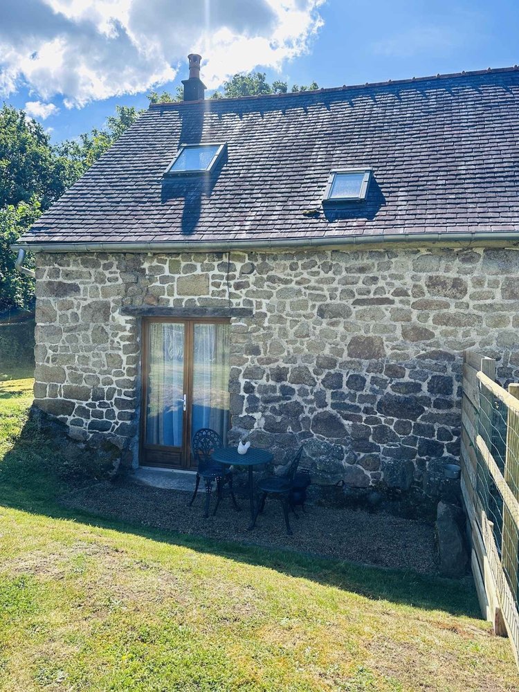Dot’s Parlour Outside